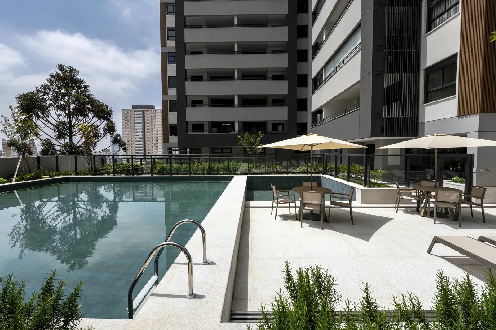 Essence Vila Mariana — Piscina