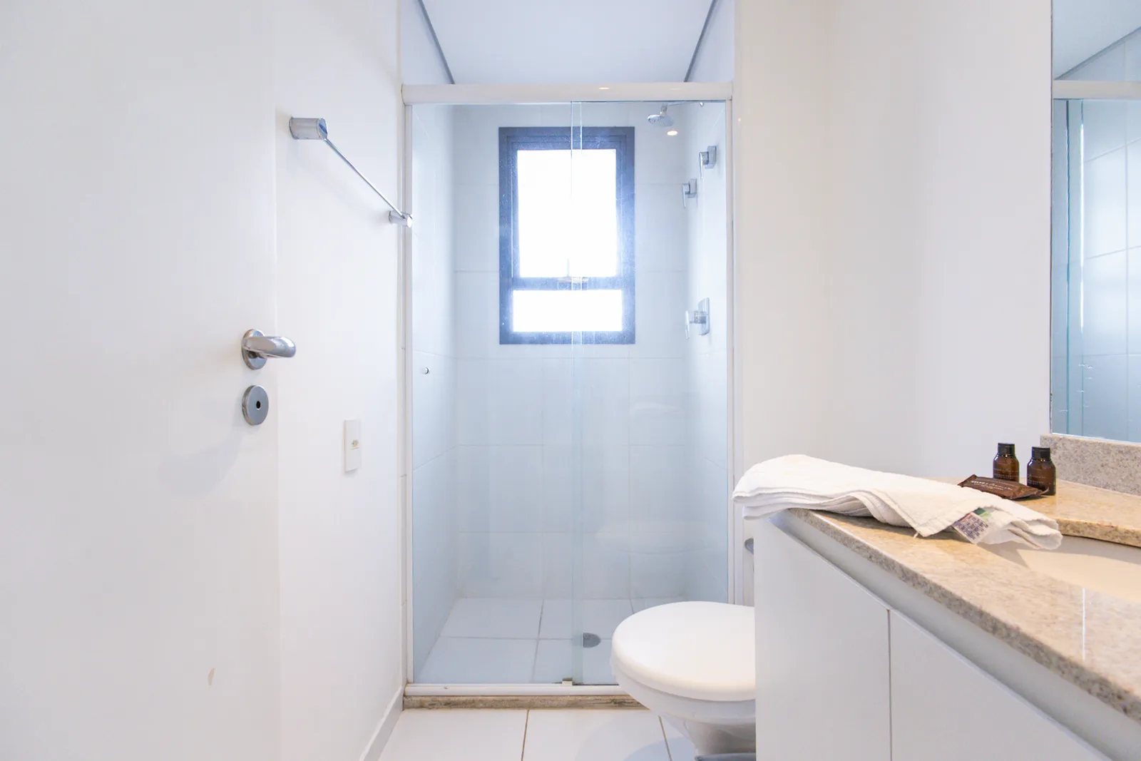 Setin Downtown Genebra — Banheiro