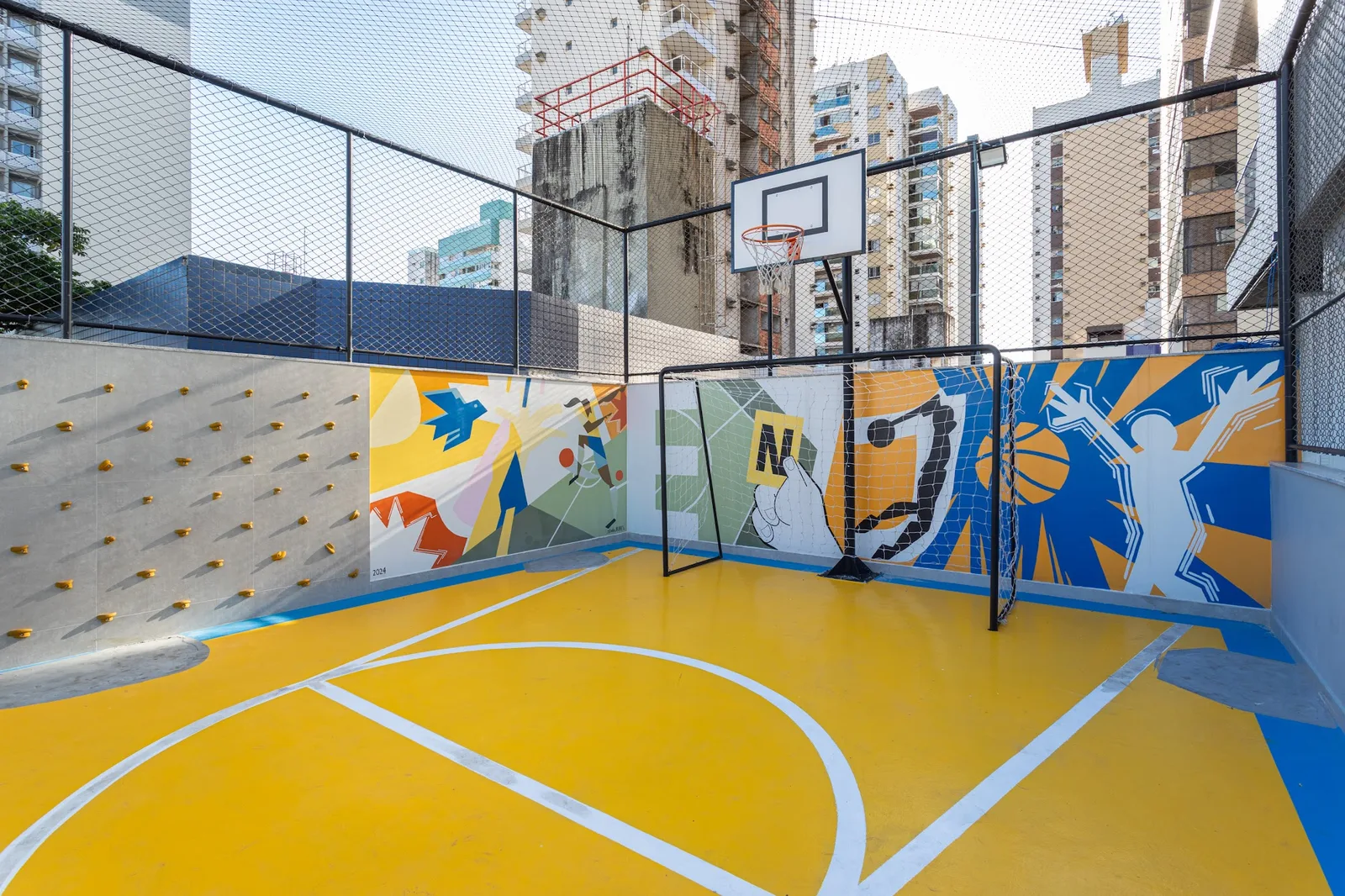 Quadra de Streetball com Parede de Escalada