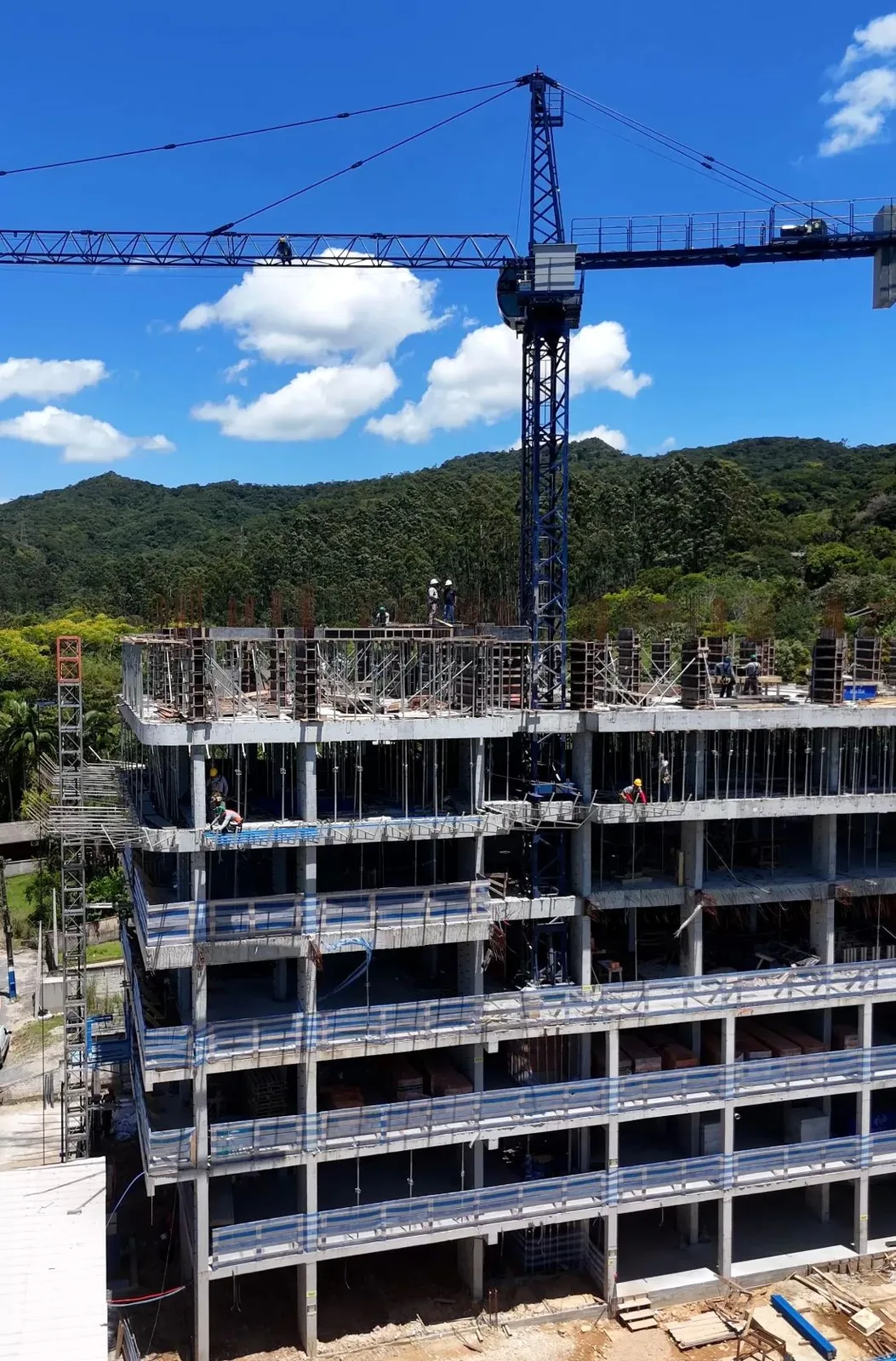 lg brava living obras em ritmo acelerado em meio as melhorias viarias da praia brava 10 66