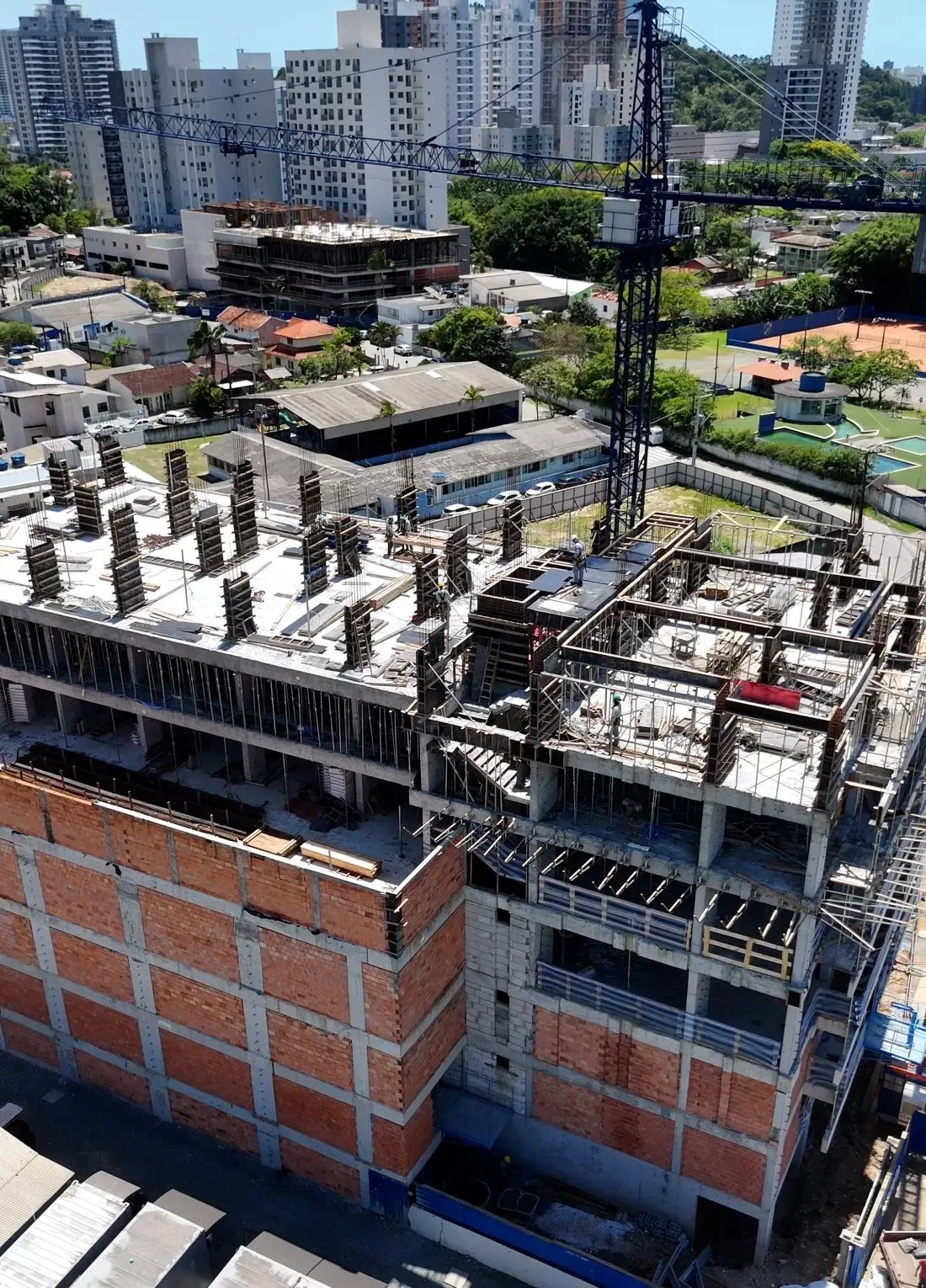 lg brava living obras em ritmo acelerado em meio as melhorias viarias da praia brava 10 650