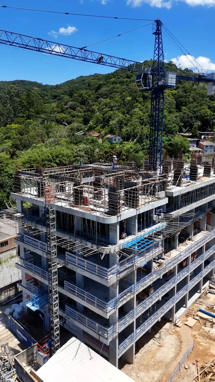 lg brava living obras em ritmo acelerado em meio as melhorias viarias da praia brava 10 299