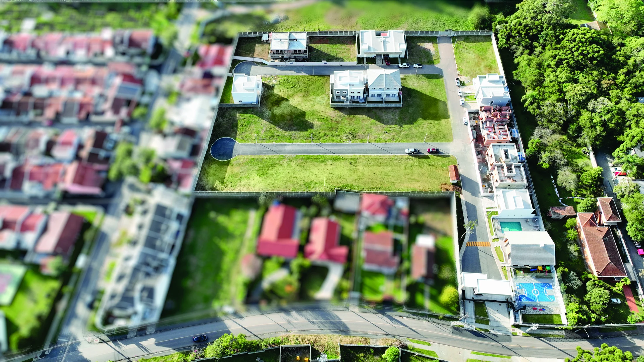 Vista aérea do condomínio e entorno — registro da implantação
