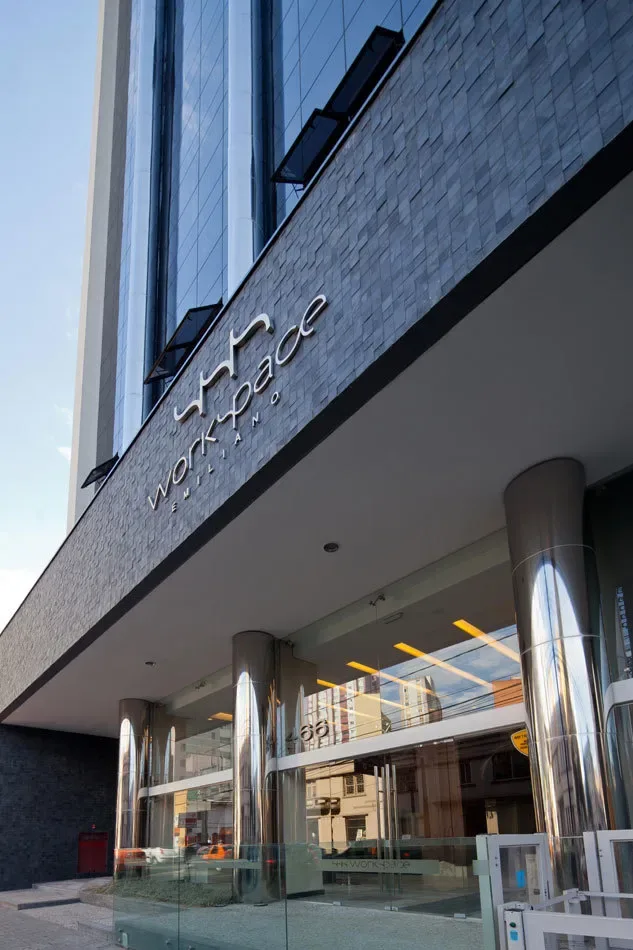 Acesso do edifício comercial