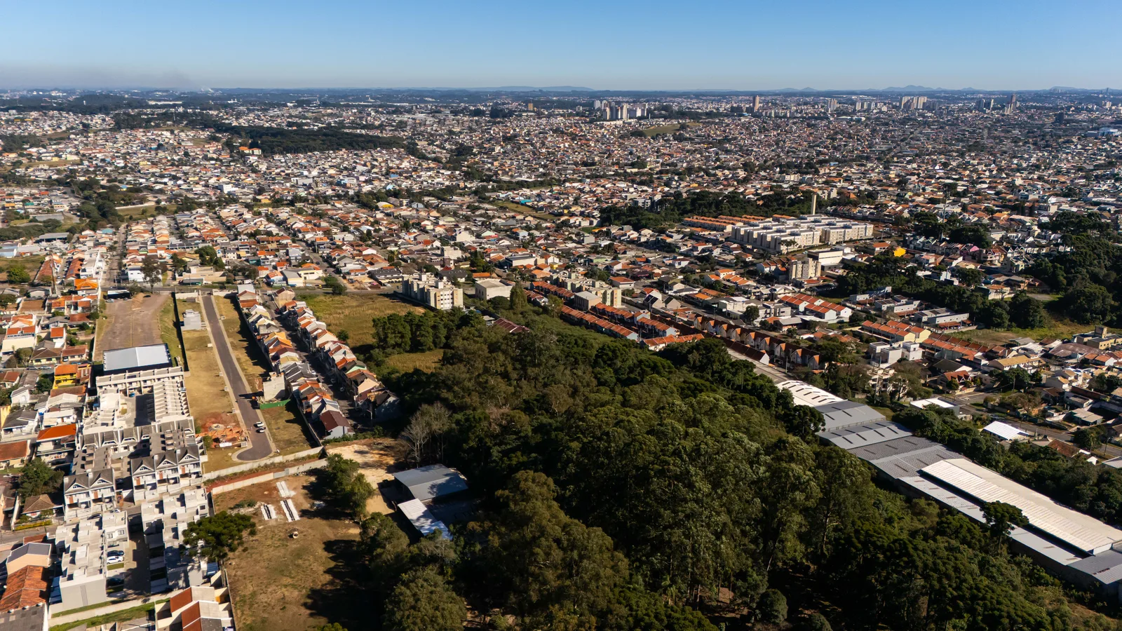 Vista aérea do terreno e da região