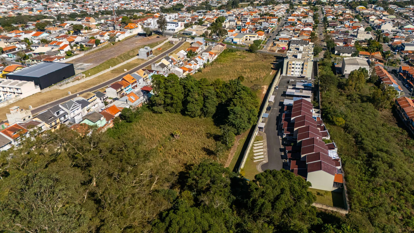 Vista aérea do terreno e da região