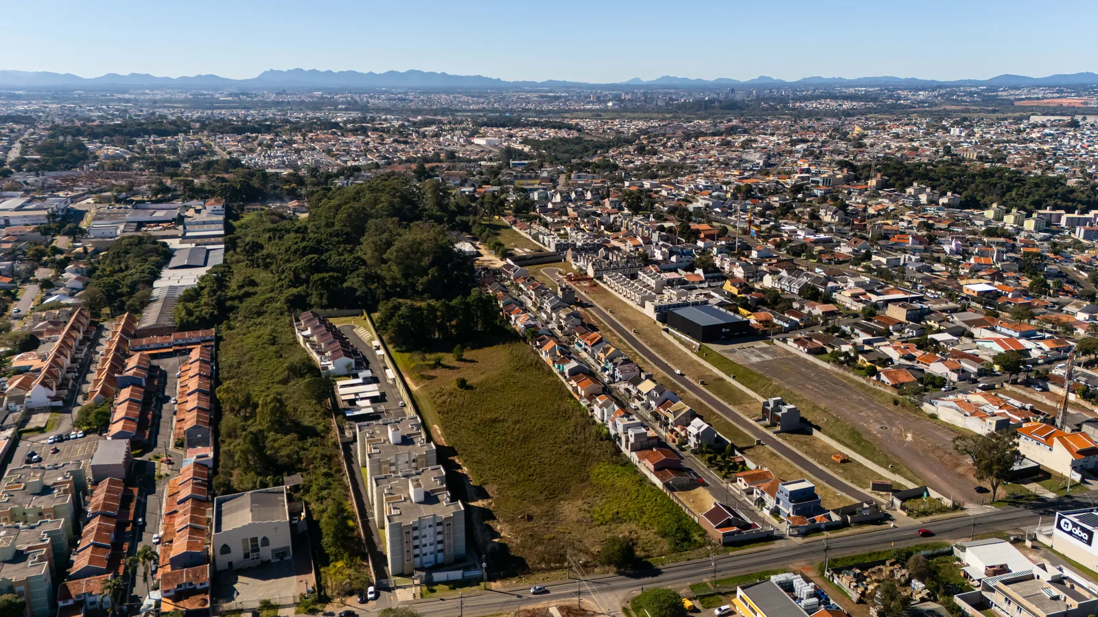 Vista aérea do terreno e da região